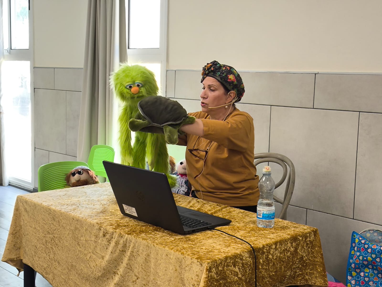 ילד משחק בבובה